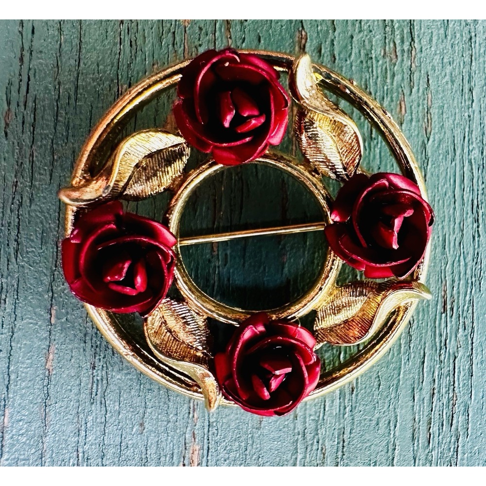 Vintage AMERICAN BEAUTY THE ART OF LOVING Brooch Pin Wreath Gold Tone Red Rose